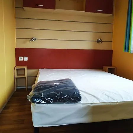 Mobil Au Bord Du אתר קמפינג Nages