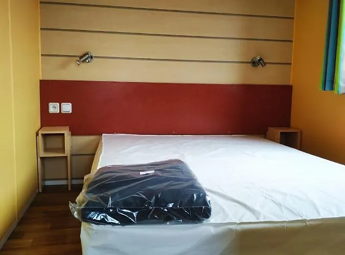 Mobil Au Bord Du Kemping Nages